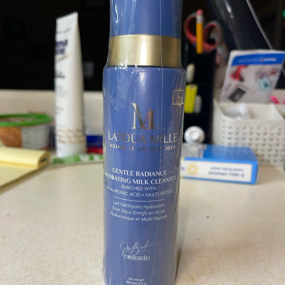 Gentle Radiance Hydrating Milk Cleanser - Blue
